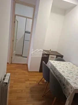 Trpezarija sa stolom, stolicama i pogledom na hodnik i kuhinju. - image 5