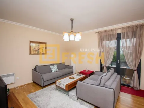 Izdavanje, dvosoban stan, 70m², Blok 9, Podgorica