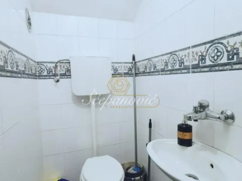 Izdavanje, kuća, 311m², Sremska Kamenica, Petrovaradin - image 9