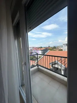 Pogled sa balkona na okolne kuće i naselje. - image 8