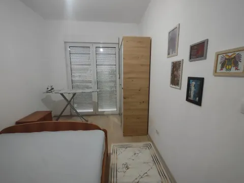 Spavaća soba sa krevetom, garderoberom i izlazom na terasu. - image 7