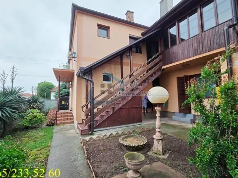 Prodaja, kuća, 212m², Centar, Inđija - image 10