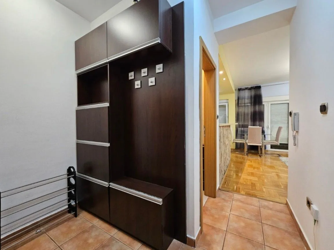 Izdavanje, dvosoban stan, 75m², Stari Aerodrom, Podgorica