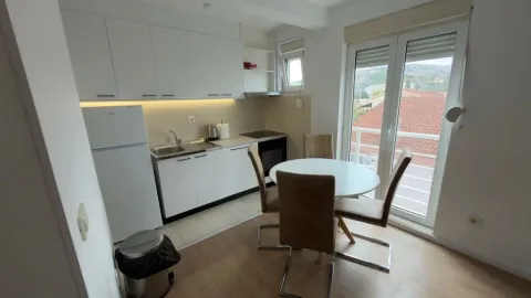 Kitchen with a dining area and balcony access. - image 3