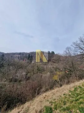Pogled na prirodu i plac sa drvećem. - image 10