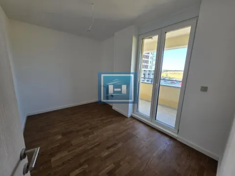 Prazna soba sa parketom i izlazom na terasu. - image 8