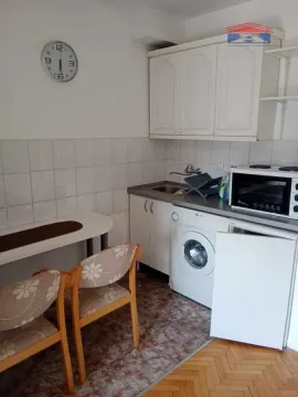 Manja kuhinja sa trpezarijskim stolom i stolicama. - image 3