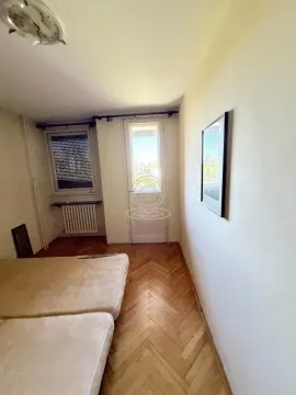 Manja spavaća soba sa krevetom i izlazom na terasu. - image 14