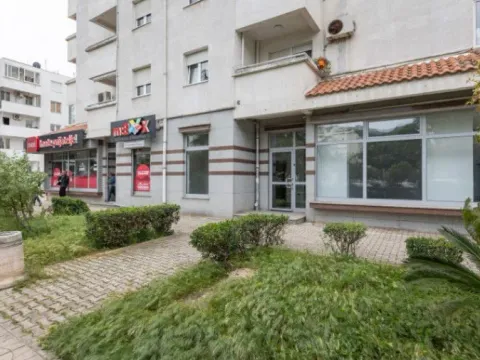 Izdavanje, poslovni prostor, 79m², Centar, Bar - image 7