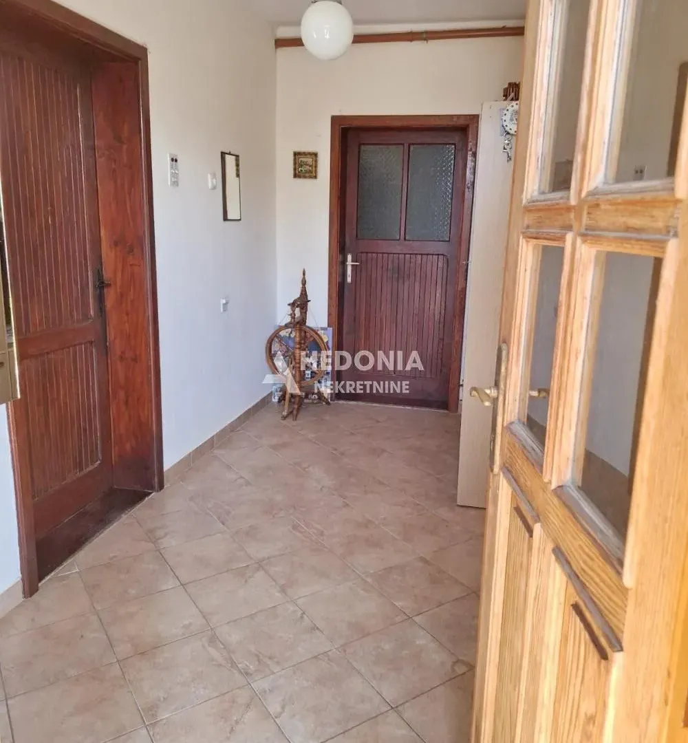 Prodaja, kuća, 176m², Centar, Inđija
