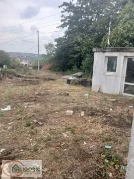 Pogled na plac sa manjim pomoćnim objektom i rastinjem. - image 2