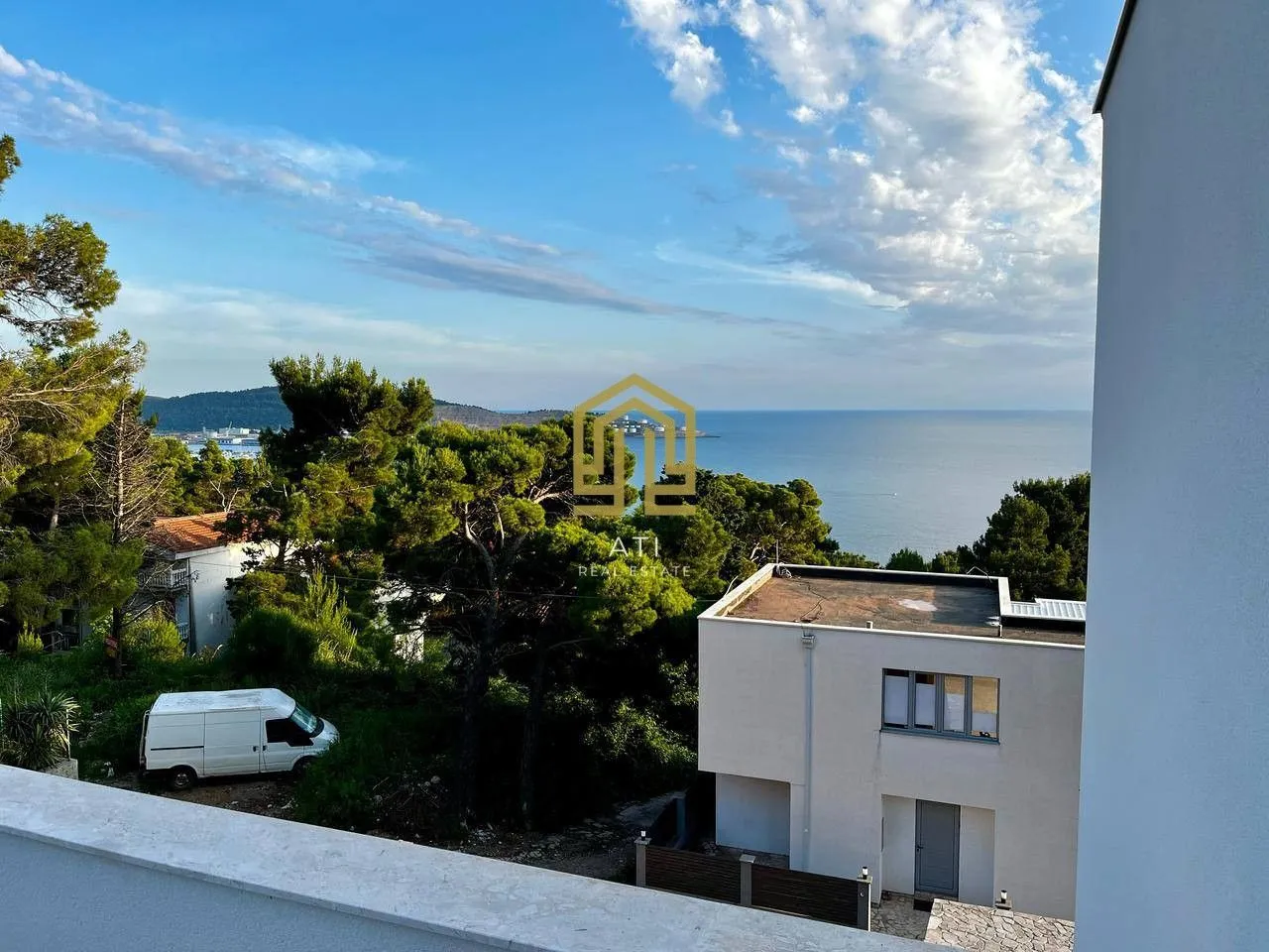 Pogled na more i okolinu sa terase objekta.