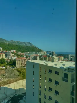 Pogled sa prozora na okolne zgrade, brda i more. - image 10