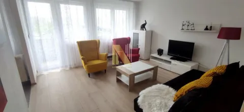 Dnevna soba sa garniturom, foteljama i TV komodom. - image 5