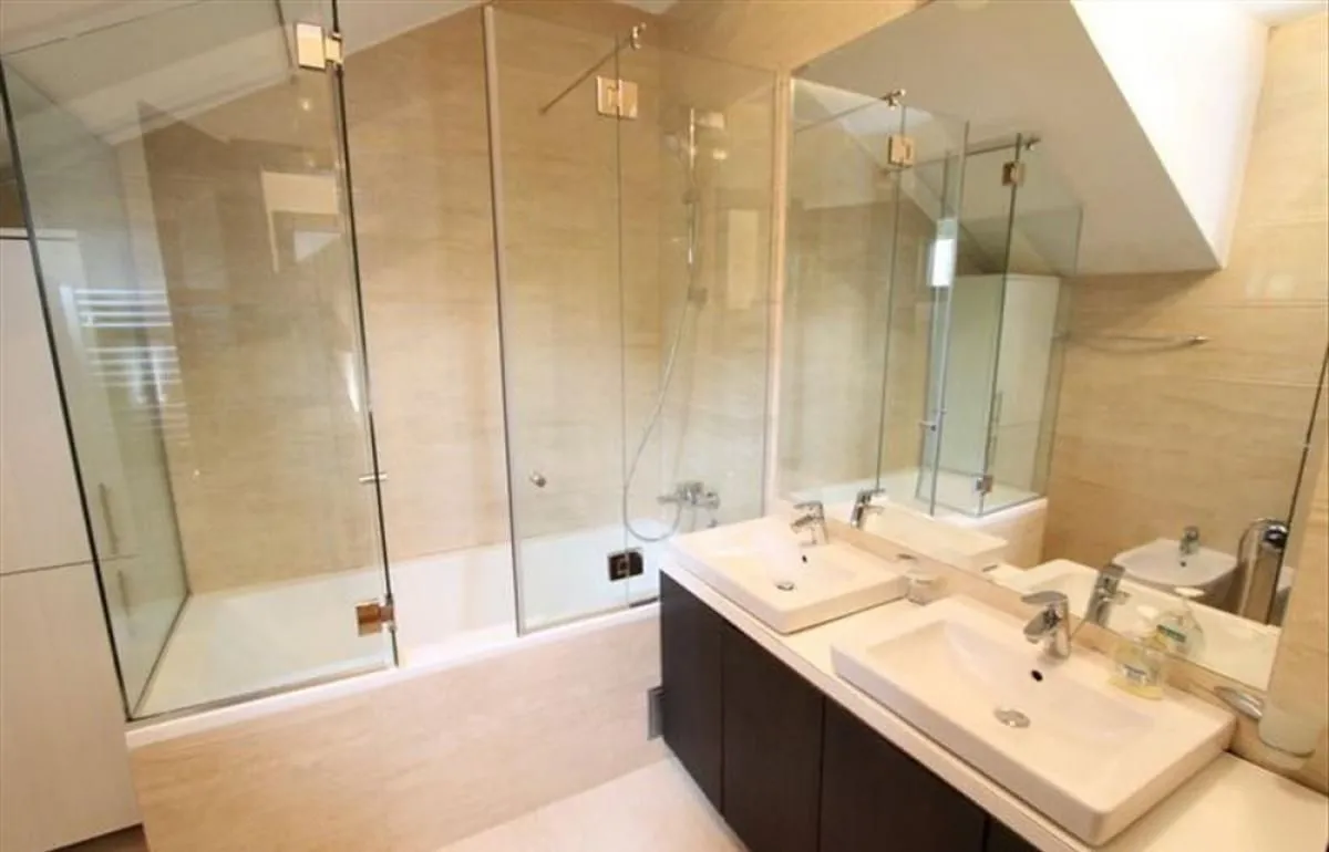 Izdavanje, stan, 200m², Senjak, Beograd