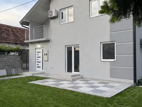 Kuća in Palilula Sve Podlokacije