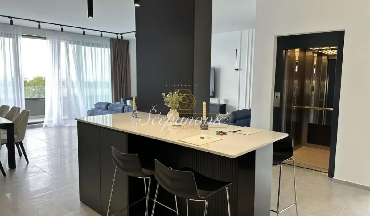 Izdavanje, četvorosoban stan, 164m², Mišeluk, Petrovaradin