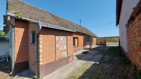 Pogled na dvorište i spoljašnjost prizemne kuće od cigle. - image 4