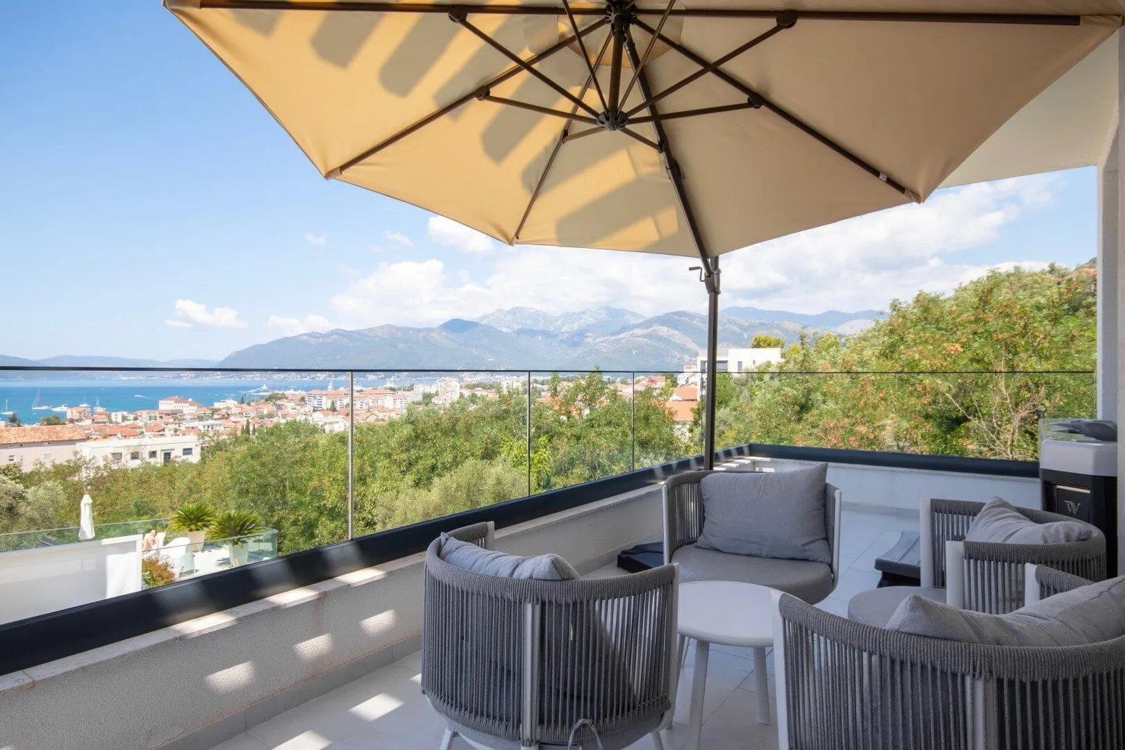 Izdavanje, kuća, 400m², Kotor, Crna Gora