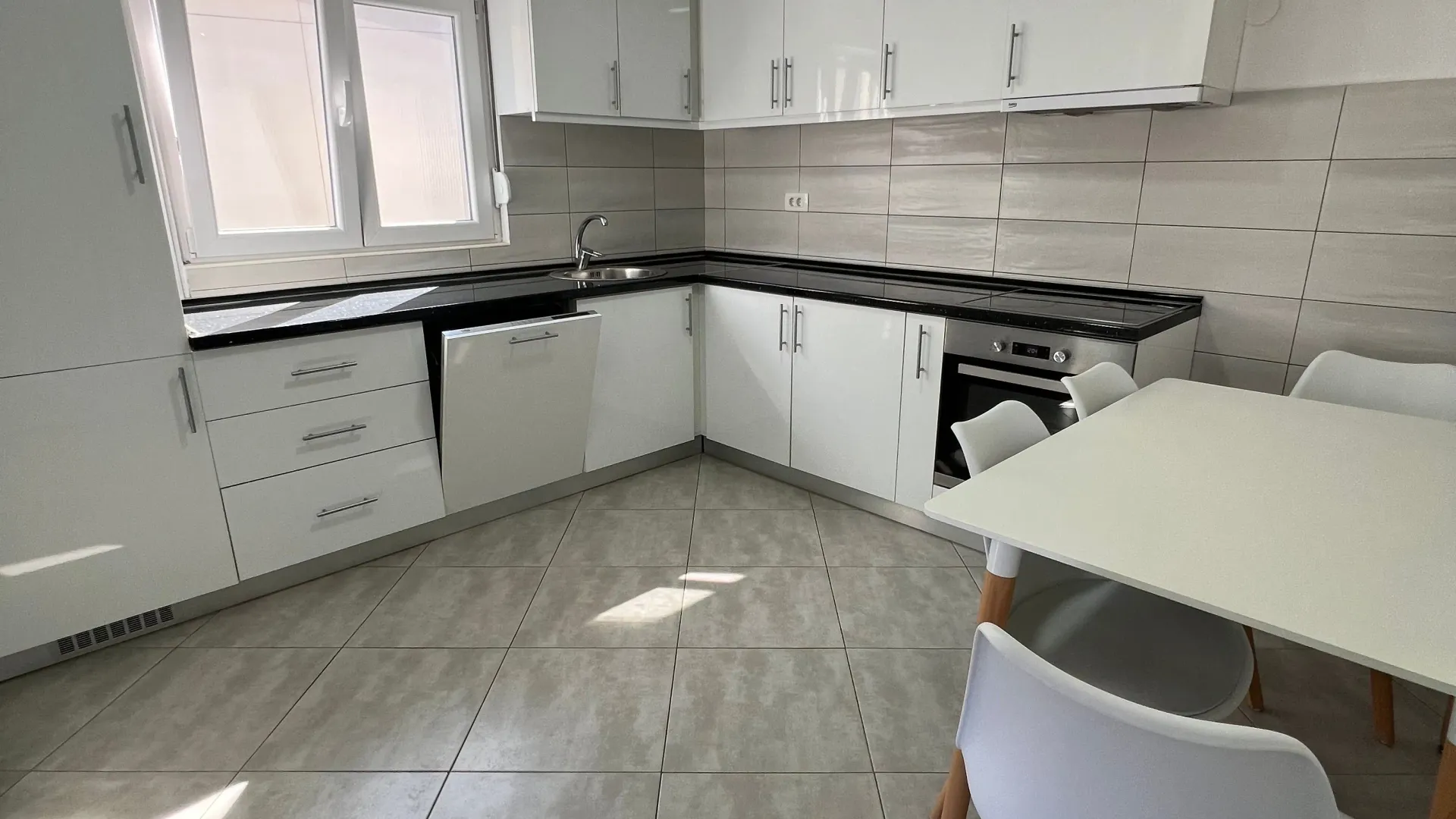 Rent, two bedroom apartment, 85m², Tomba, Bar