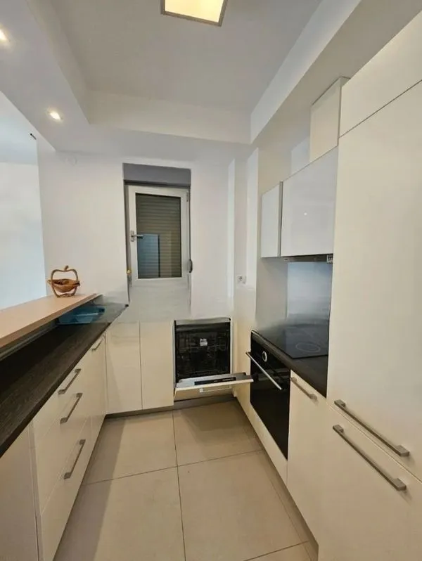 Prodaja, dvosoban stan, 72m², Pržno, Budva