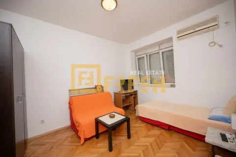 Manja spavaća soba sa krevetom, foteljom na razvlačenje i ormarom. - image 2