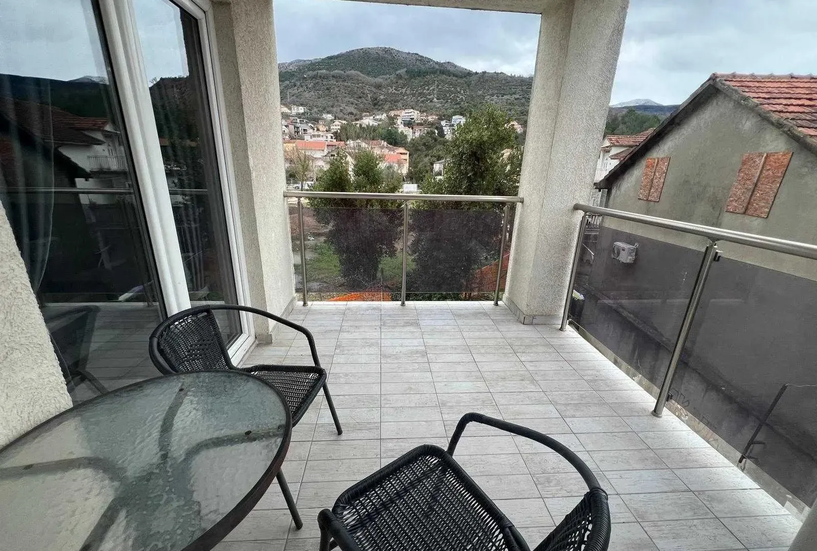 Izdavanje, dvosoban stan, 56m², Marići, Tivat