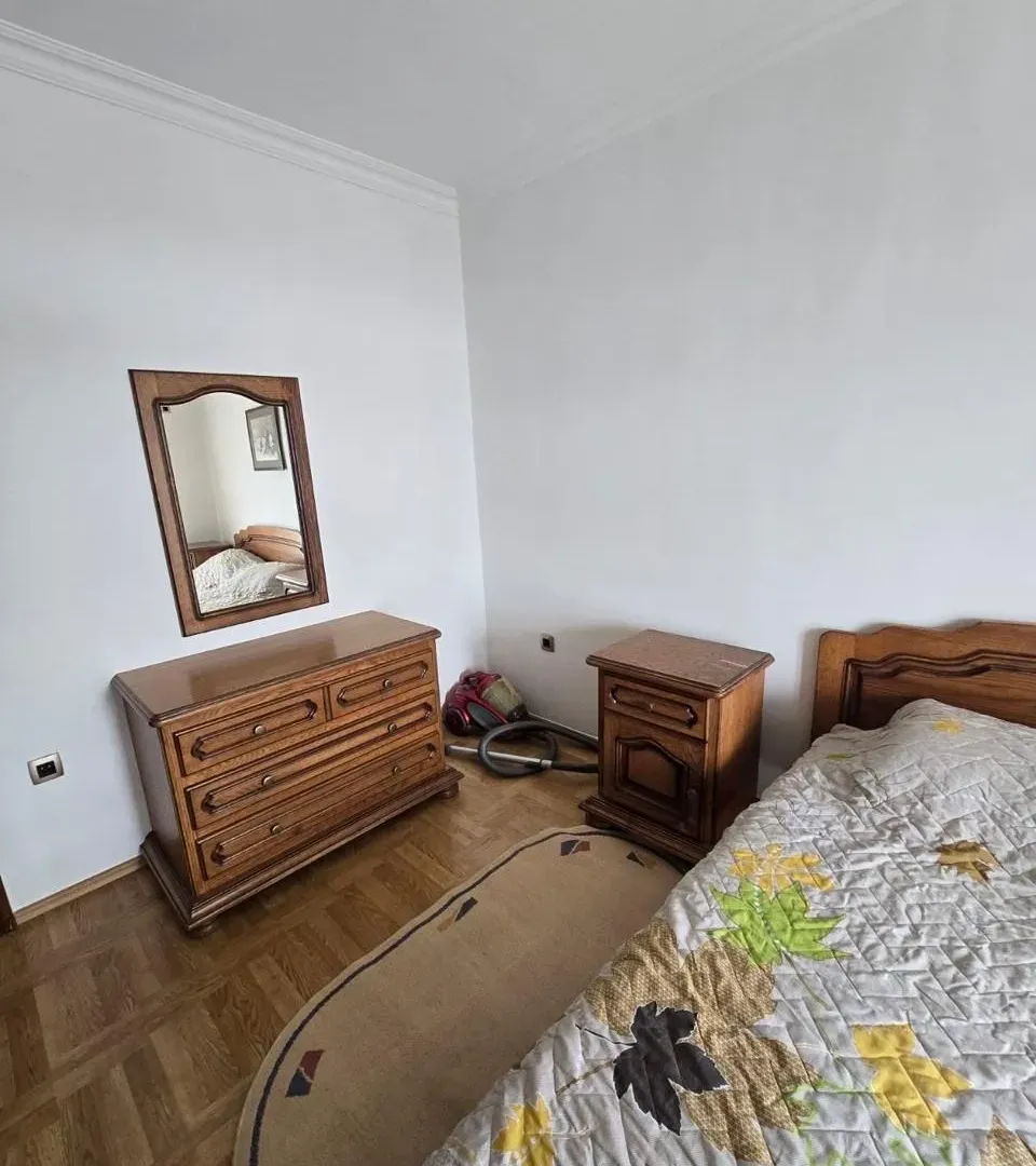 Izdavanje, dvosoban stan, 80m², Tivat, Crna Gora