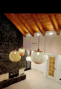 Dnevni boravak sa drvenim krovnim gredama, kaminom i visećim lusterima. - image 14