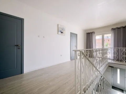 Prodaja, četvorosoban stan, 200m², Centar, Bar - image 5