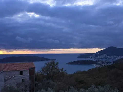 Panoramski pogled na more i obalu sa brda. - image 11