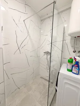 Moderne kupatilo sa tuš kabinom i mermernim pločicama. - image 10