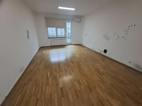 Prazna soba sa drvenim podom i prozorom. - image 2