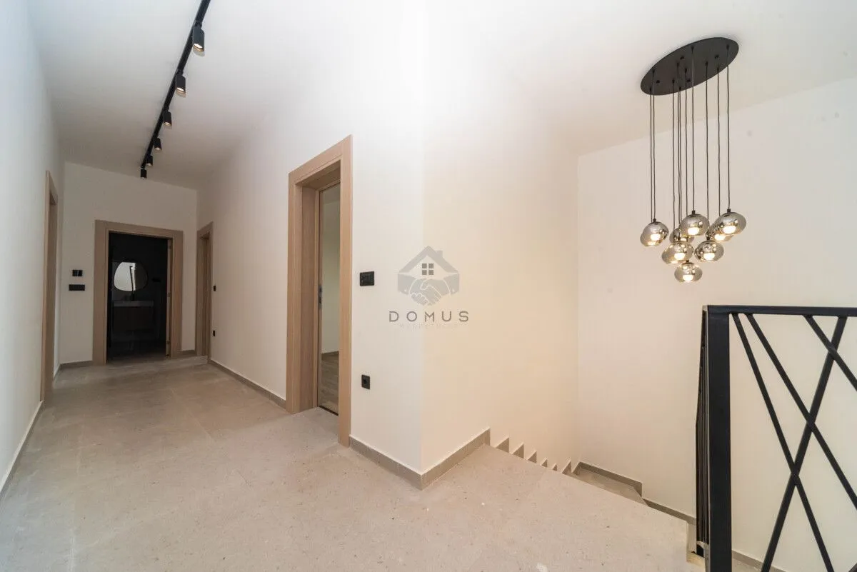 Prodaja, kuća, 202m², Tološi, Podgorica