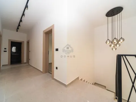 Sale, house, 202m², Tološi, Podgorica - image 15