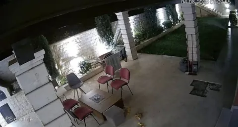 Natkrivena terasa sa garniturom za sjedenje i pogledom na dvorište. - image 24