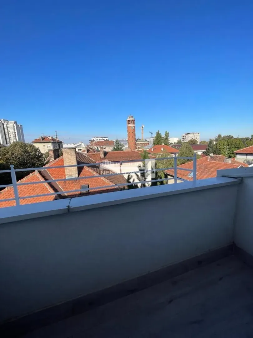 Pogled sa terase na krovove zgrada i okolno naselje.