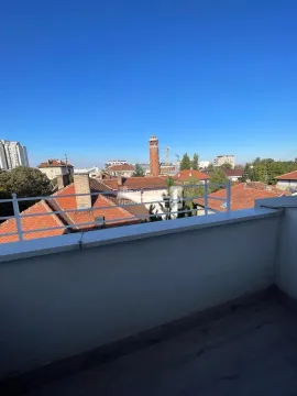 Pogled sa terase na krovove zgrada i okolno naselje. - image 8