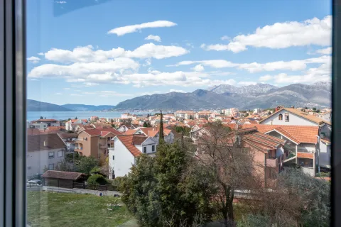 Pogled sa prozora na grad i planine u daljini. - image 10