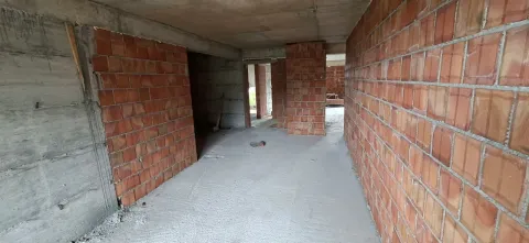 Pogled na prostoriju u grubim građevinskim radovima sa zidovima od cigle. - image 4