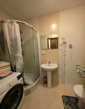 Manje kupatilo sa tuš kabinom, umivaonikom, WC šoljom i veš mašinom. - image 5