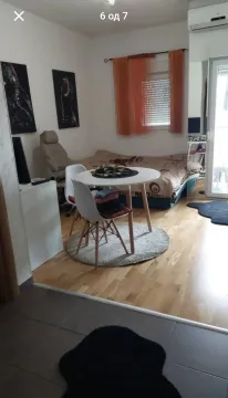Manji dnevni boravak sa trpezarijskim stolom i krevetom. - image 2