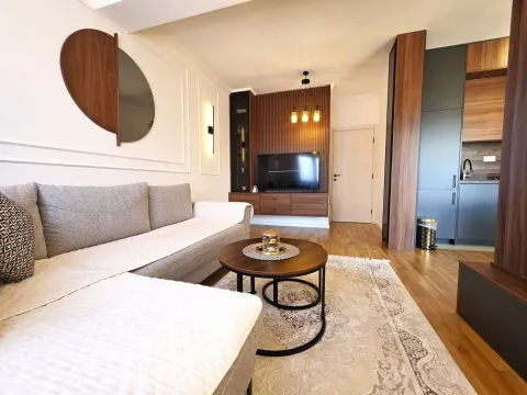 Dnevna soba sa garniturom, stočićem i televizorom. - image 3