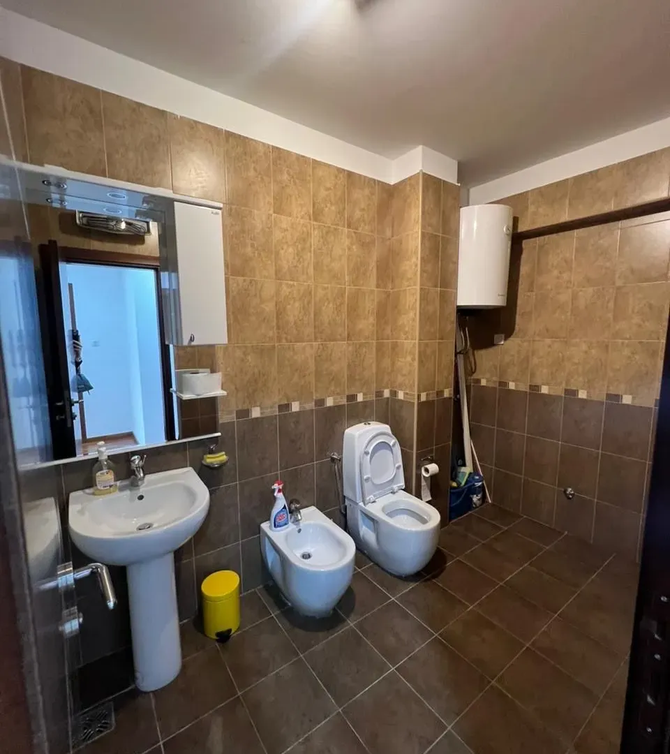 Izdavanje, četvorosoban stan, 200m², Preko Morače, Podgorica