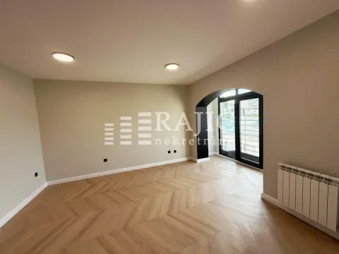 Prazna prostorija sa parketom i vodenim radijatorom. - image 9