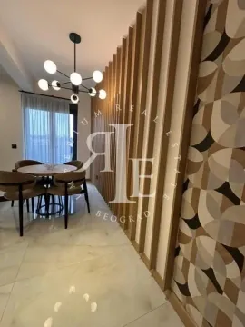Trpezarija sa modernim stolom, stolicama i lusterom. - image 8