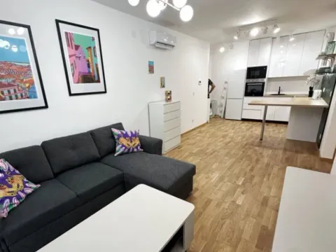 Izdavanje, dvosoban stan, 57m², Bečići, Budva