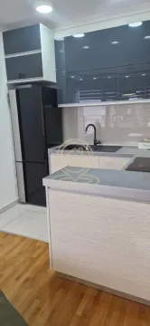 Moderna kuhinja sa ugradnim elementima i frižiderom. - image 3