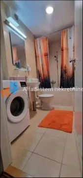 Kupatilo opremljeno sanitarijama, tuš kabinom i veš mašinom. - image 10