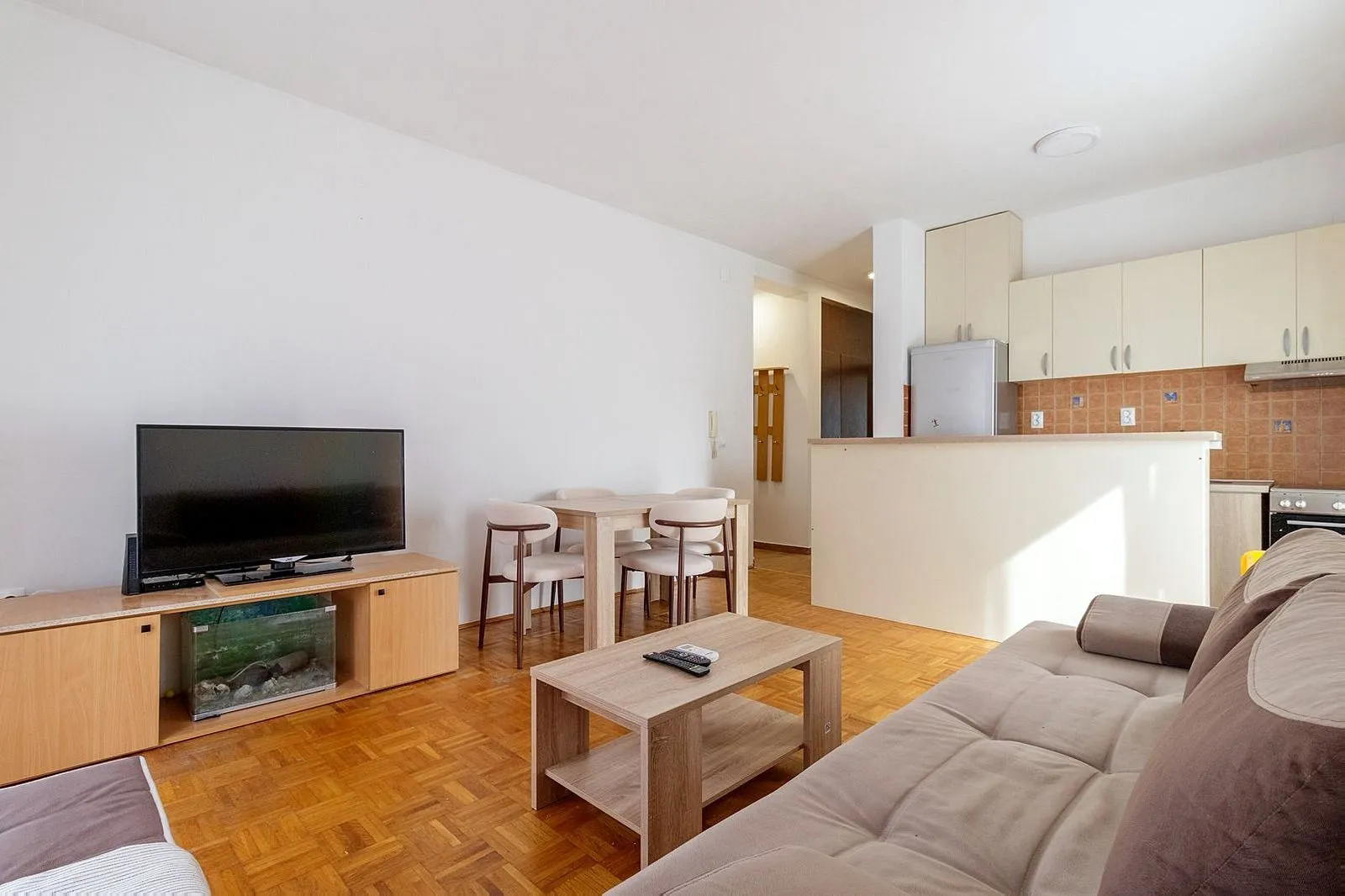 Dnevni boravak sa trpezarijom i otvorenom kuhinjom.